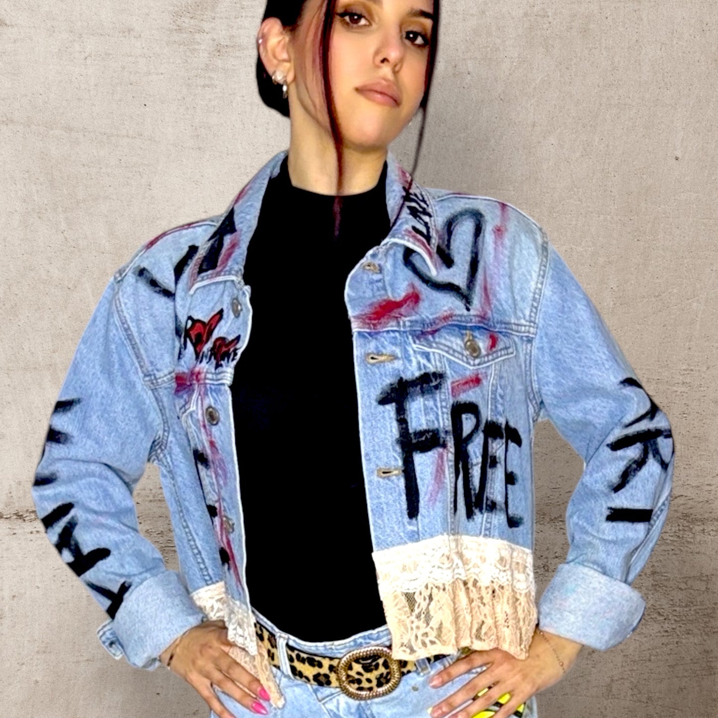 Campera intervenida “Vivila como se te dé la gana” – Denim + Encaje