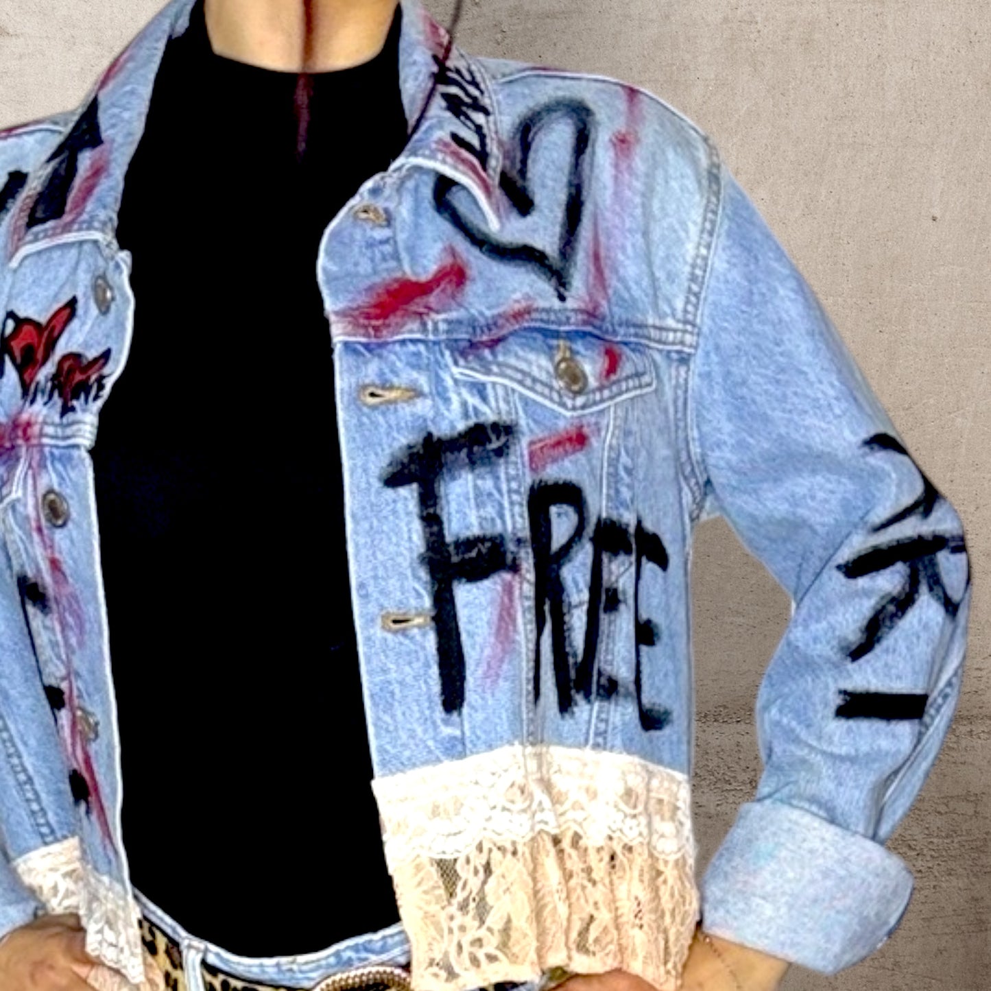 Campera intervenida “Vivila como se te dé la gana” – Denim + Encaje