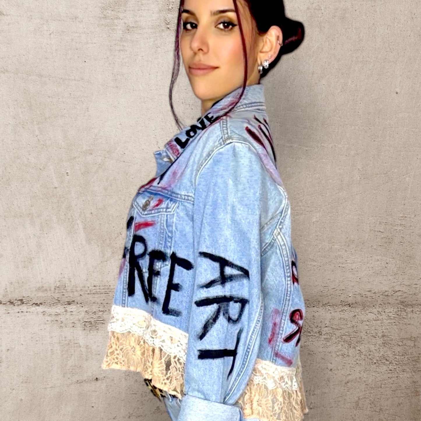 Campera intervenida “Vivila como se te dé la gana” – Denim + Encaje