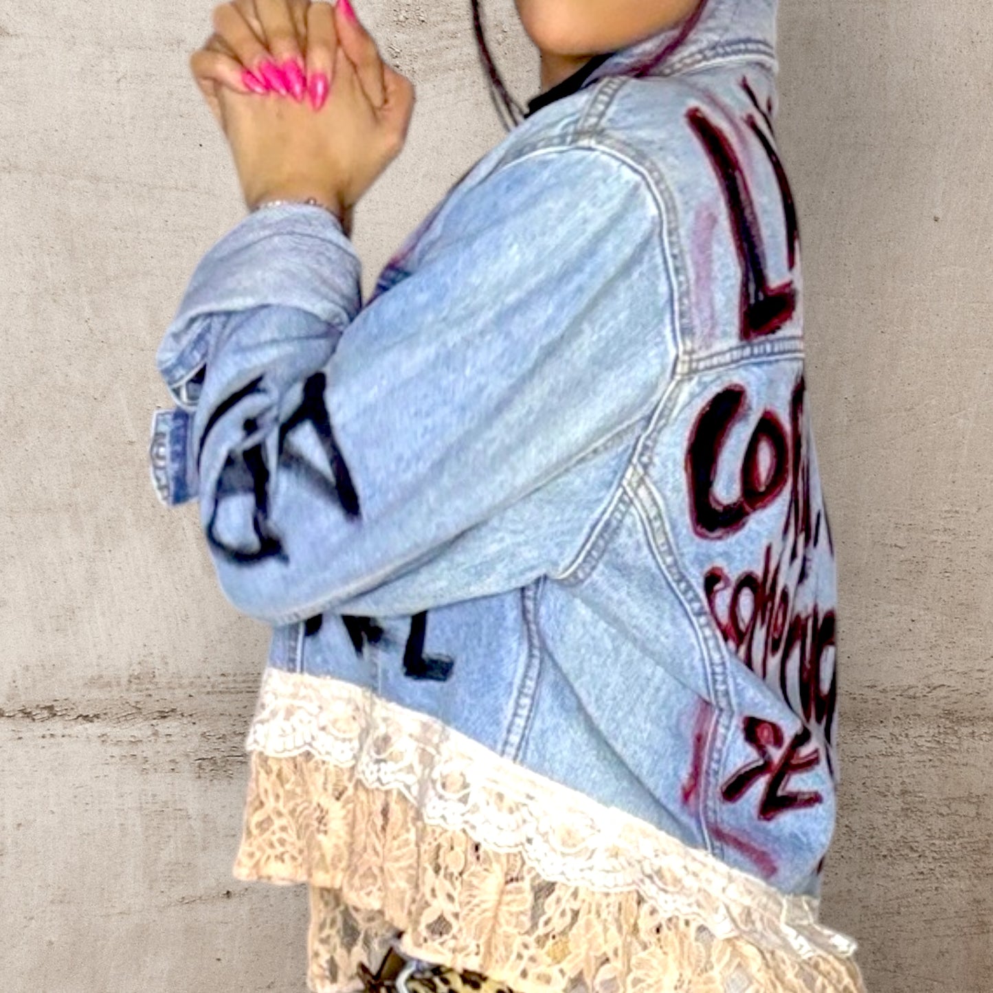 Campera intervenida “Vivila como se te dé la gana” – Denim + Encaje