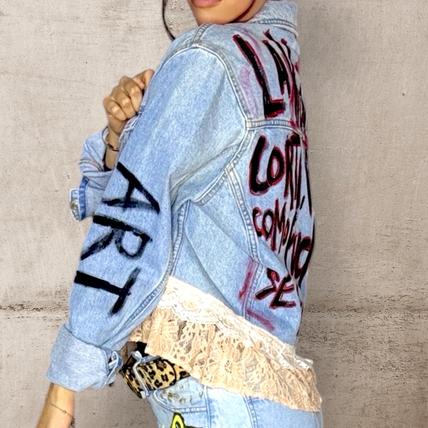 Campera intervenida “Vivila como se te dé la gana” – Denim + Encaje