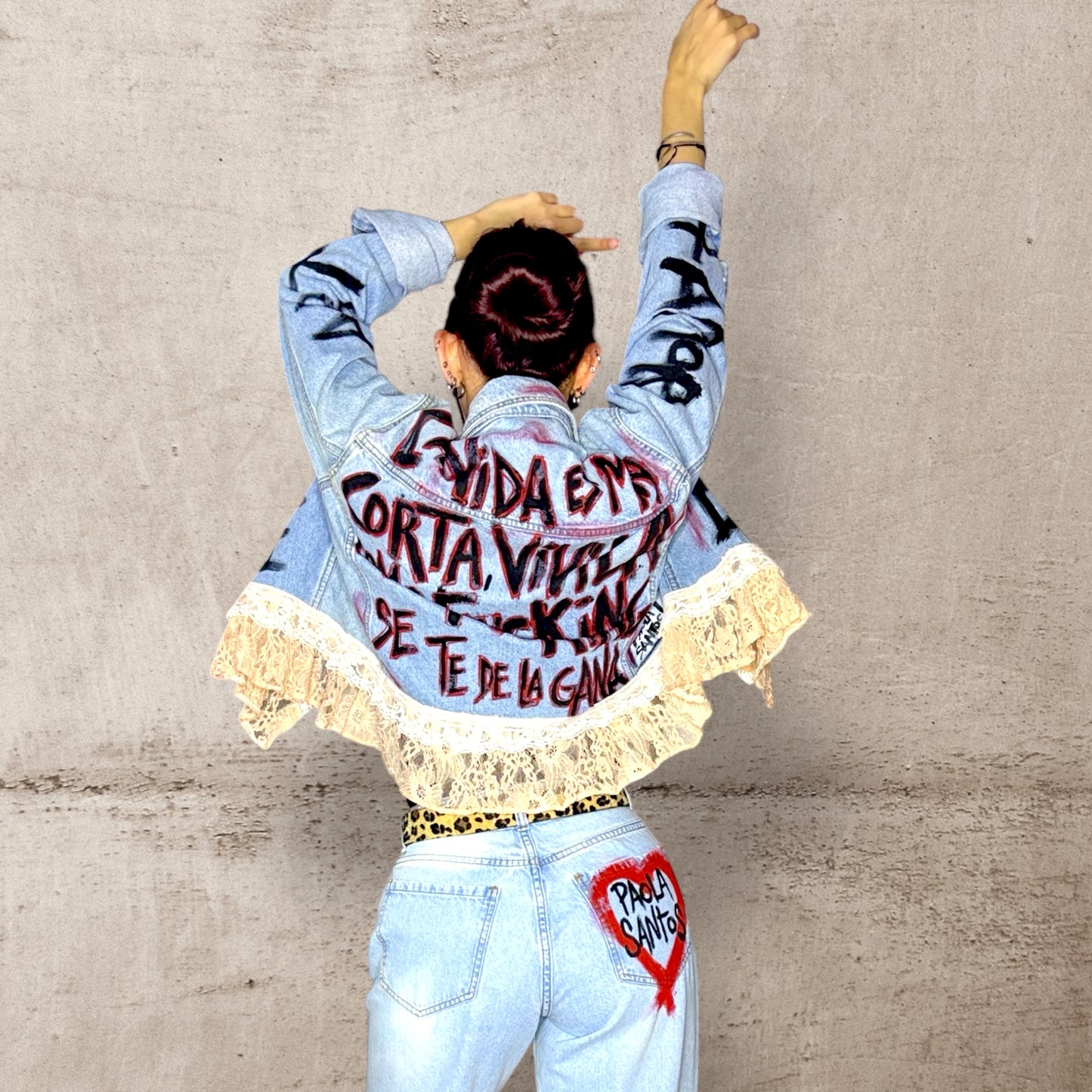 Campera intervenida “Vivila como se te dé la gana” – Denim + Encaje