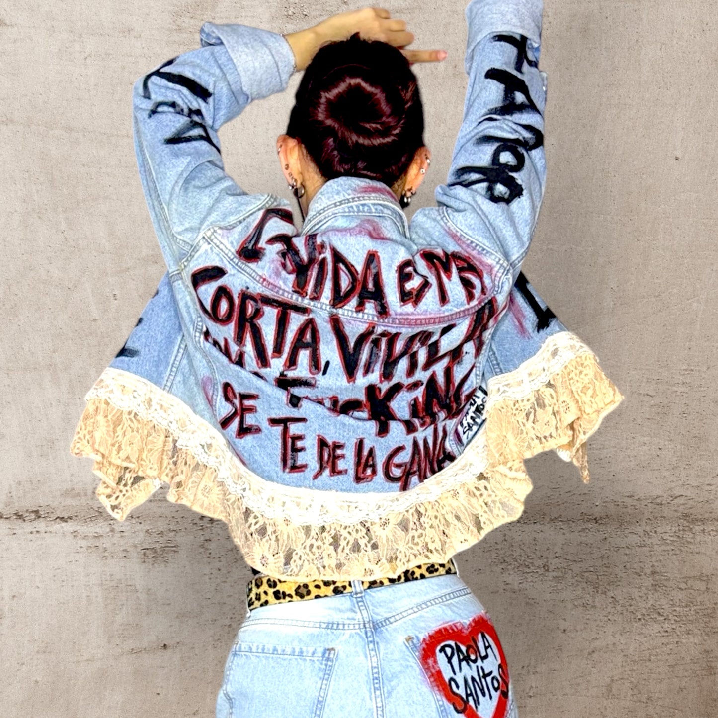 Campera intervenida “Vivila como se te dé la gana” – Denim + Encaje
