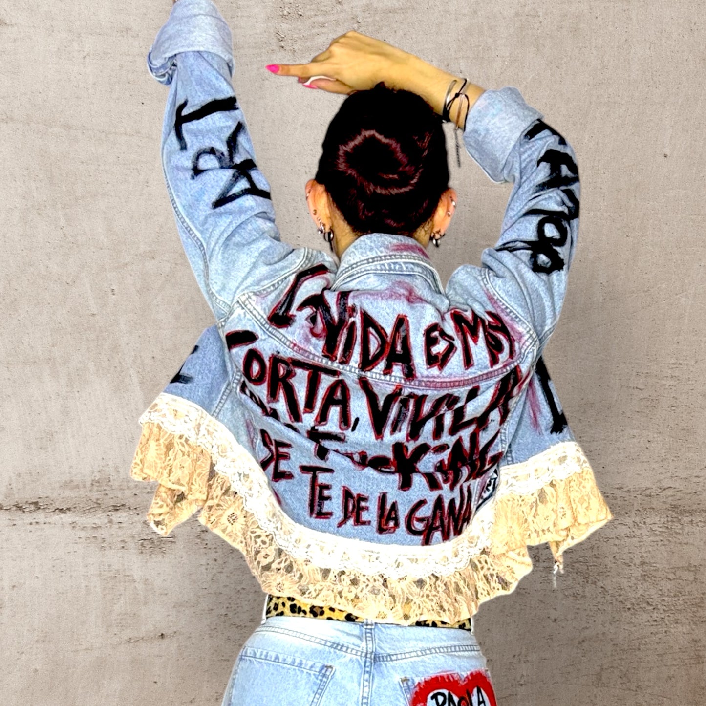 Campera intervenida “Vivila como se te dé la gana” – Denim + Encaje