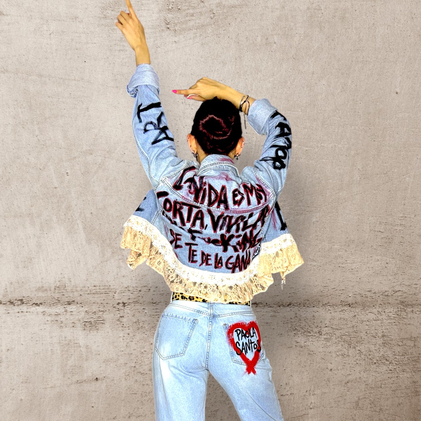 Campera intervenida “Vivila como se te dé la gana” – Denim + Encaje