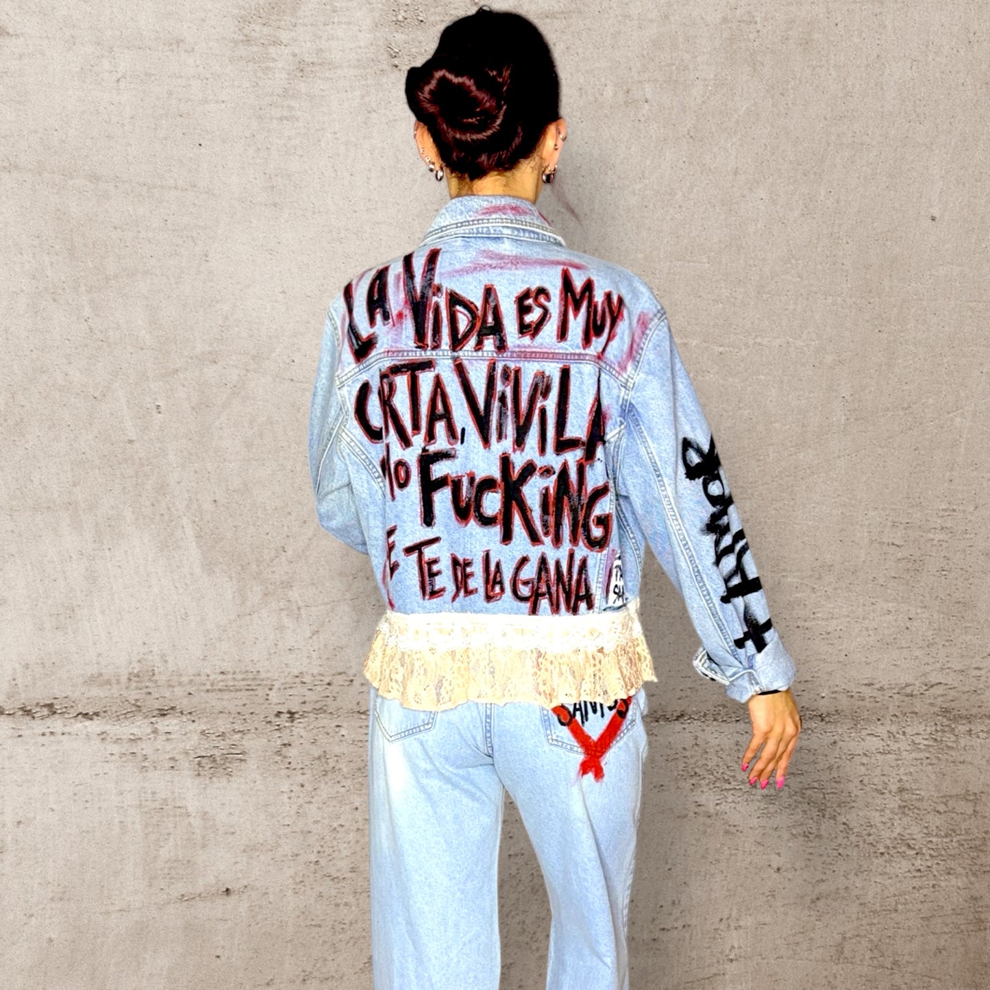 Campera intervenida “Vivila como se te dé la gana” – Denim + Encaje