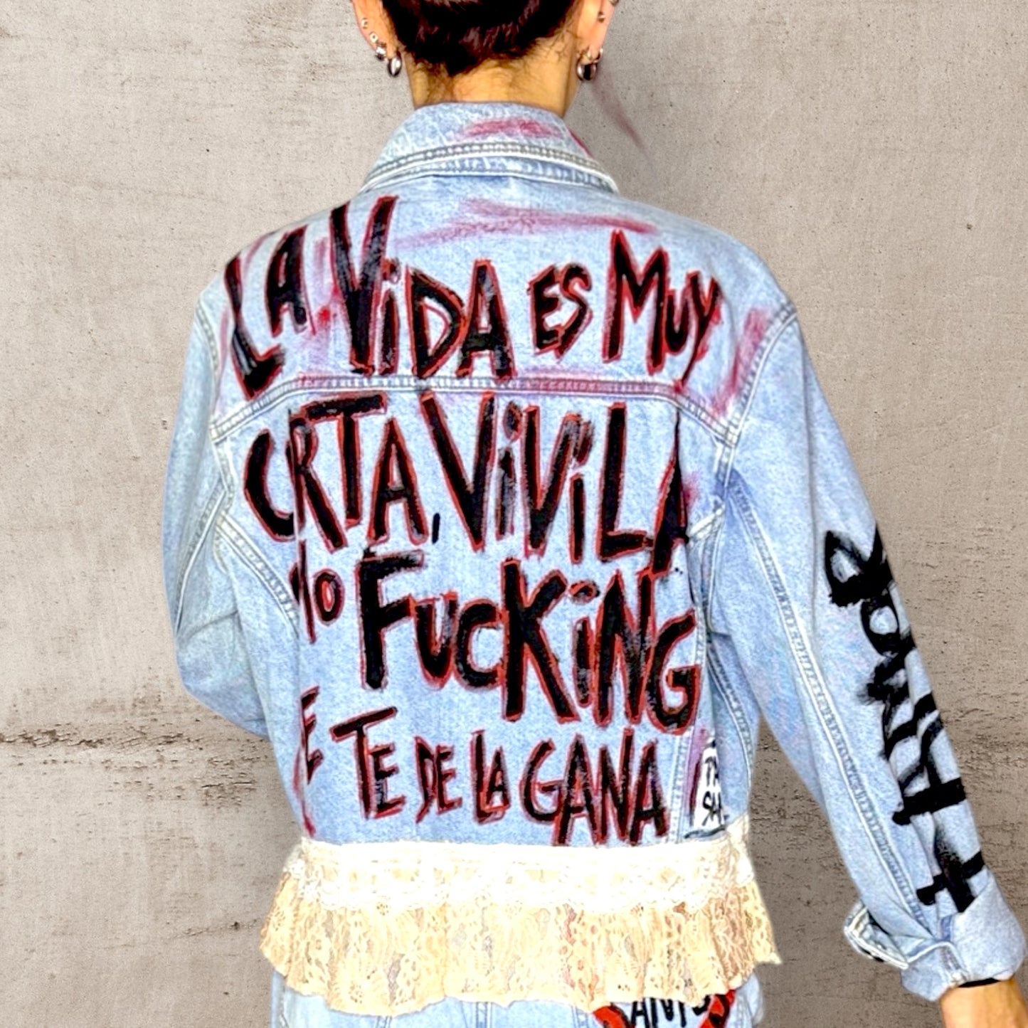 Campera intervenida “Vivila como se te dé la gana” – Denim + Encaje