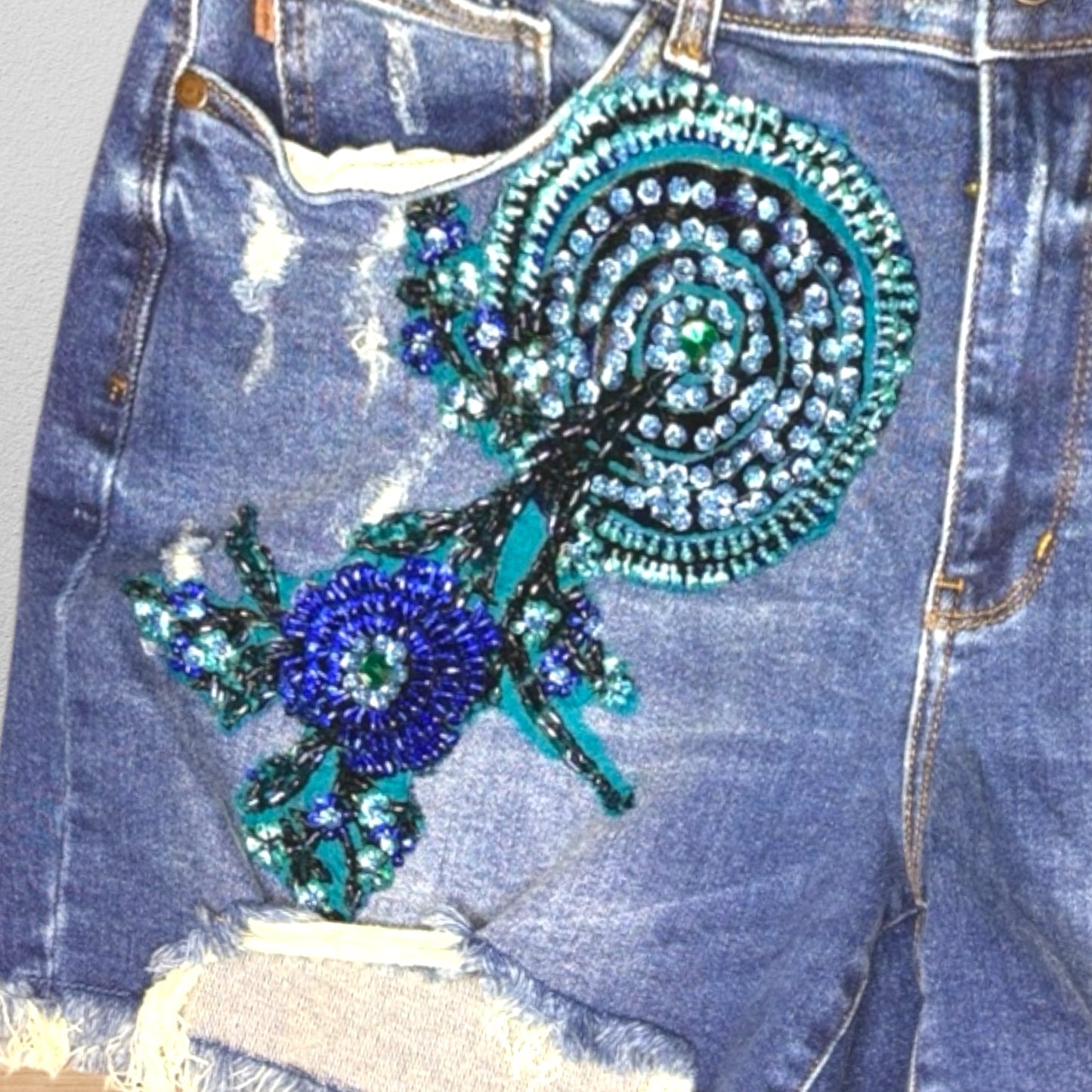 Bermuda Denim con Bordado Artesanal