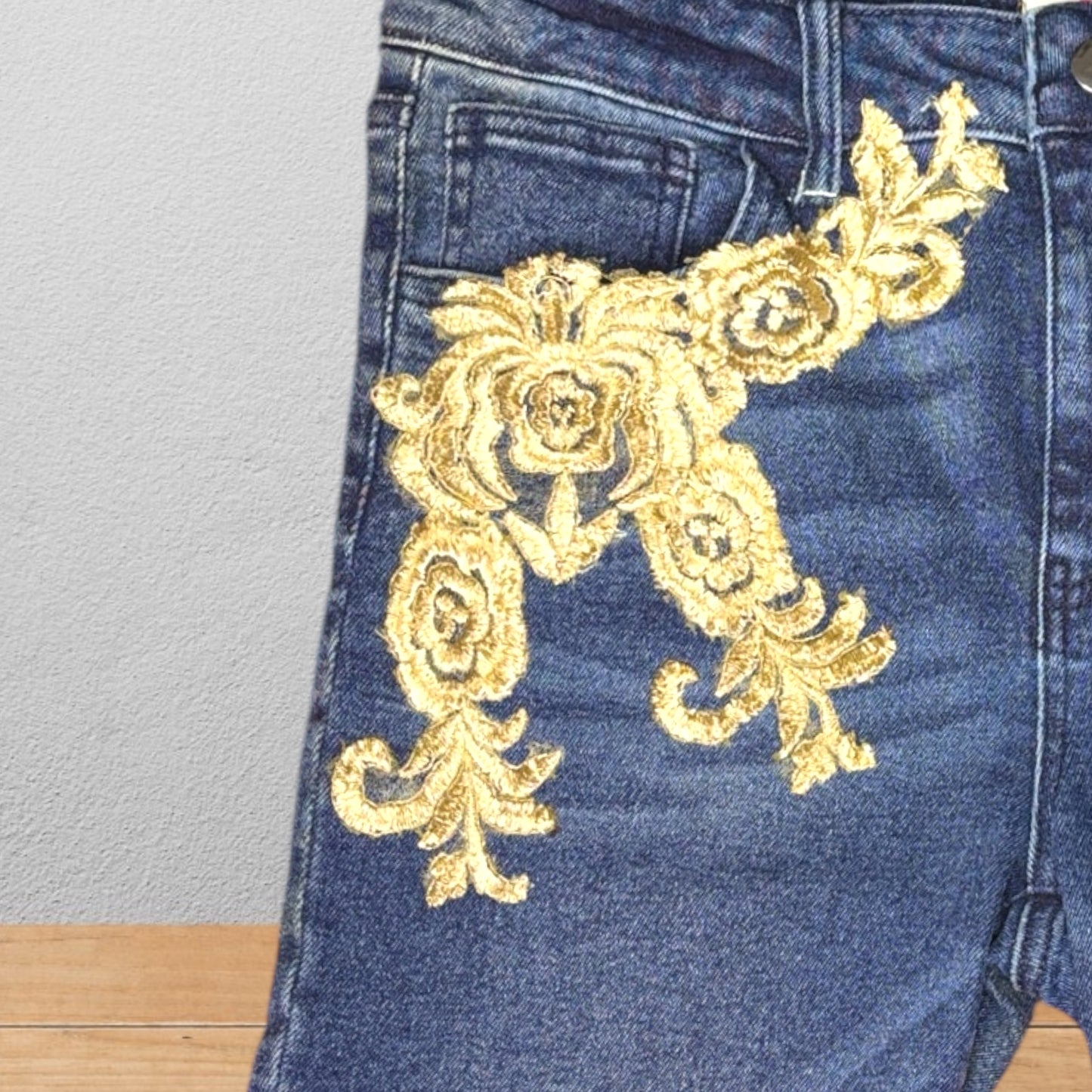 Bermuda Denim con Aplique Dorado