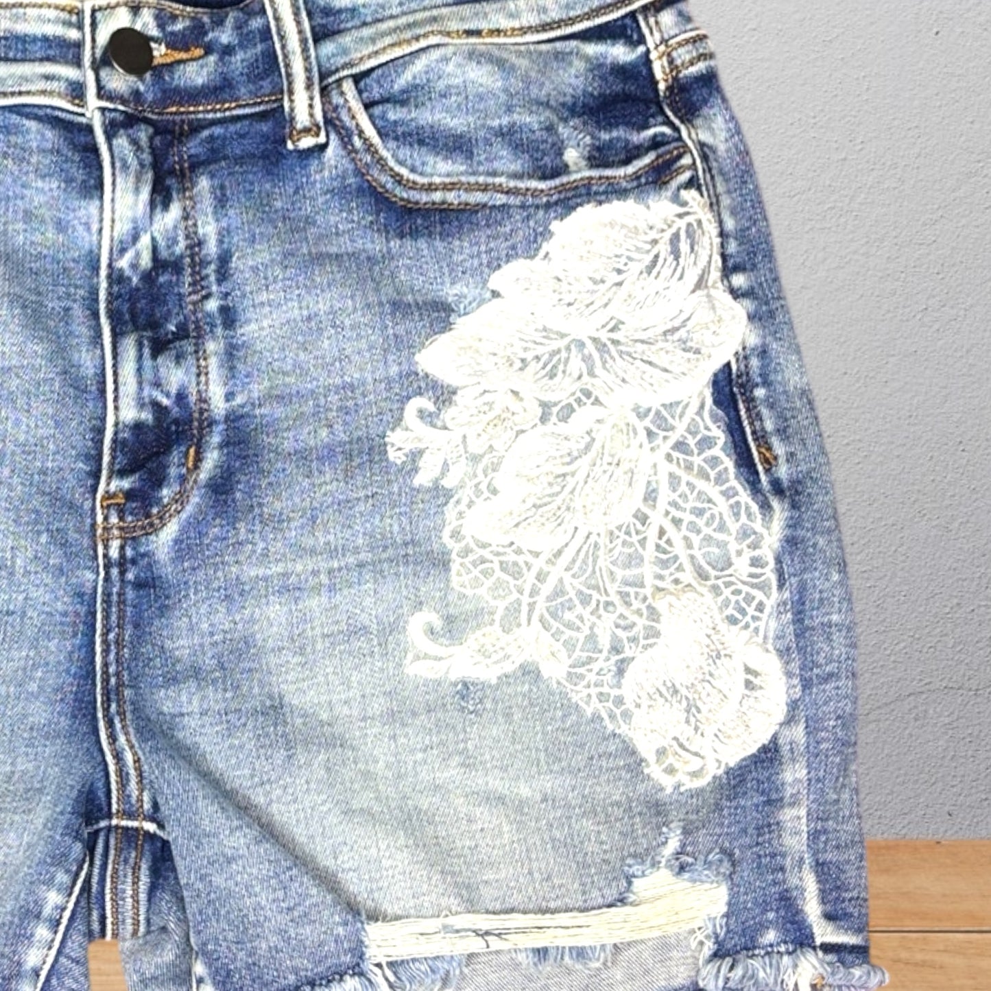 Bermuda Denim con Encaje Blanco