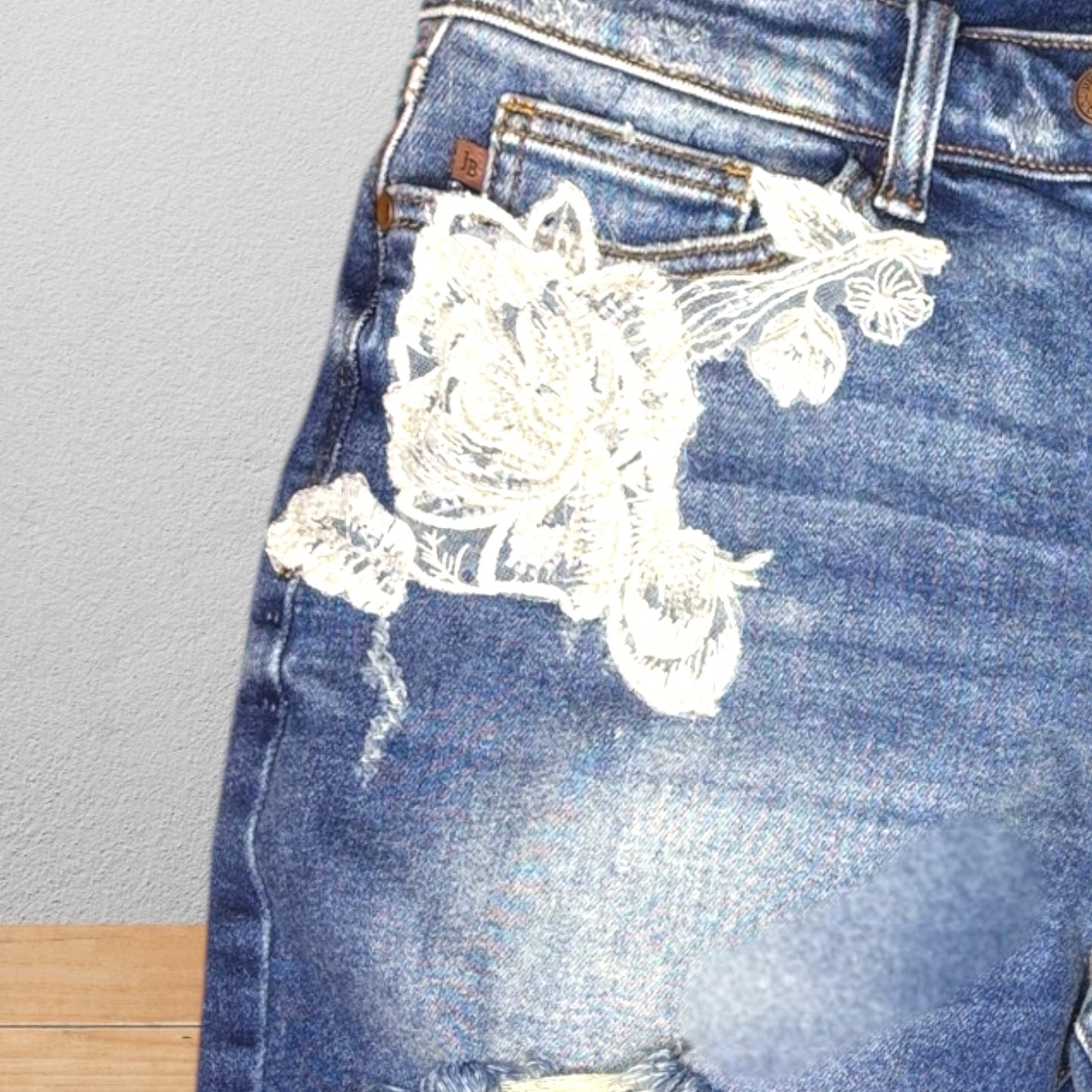 Bermuda Denim con Aplicación de Encaje