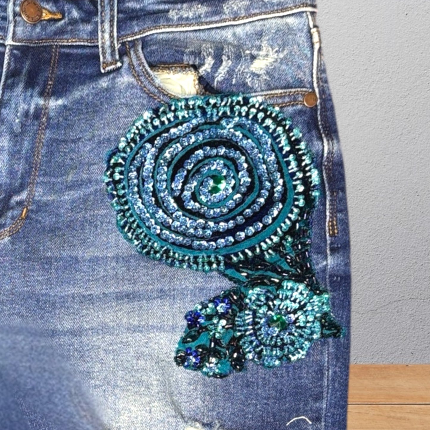 Bermuda Denim con Bordado Artesanal