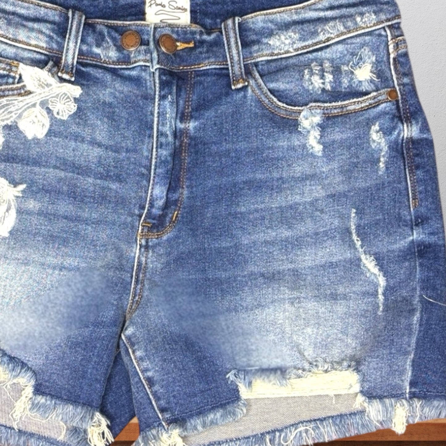 Bermuda Denim con Aplicación de Encaje