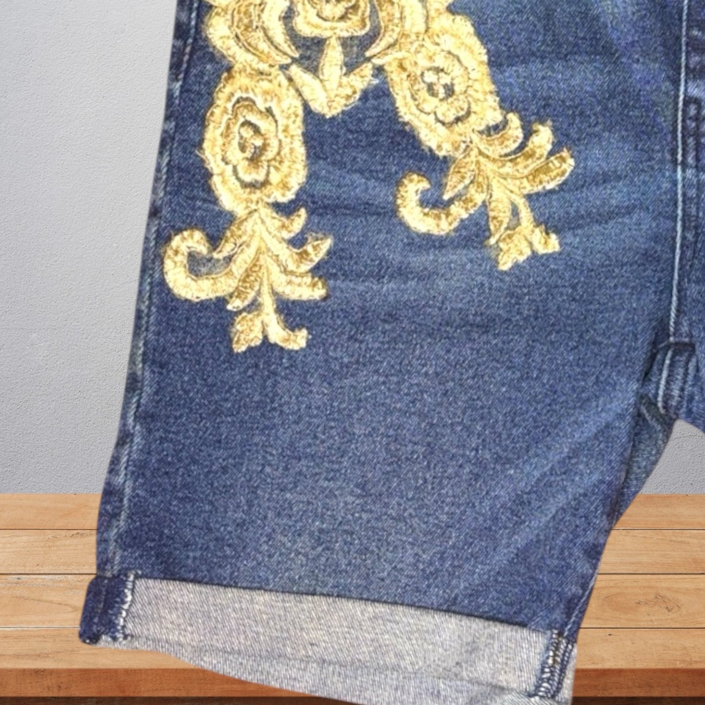 Bermuda Denim con Aplique Dorado