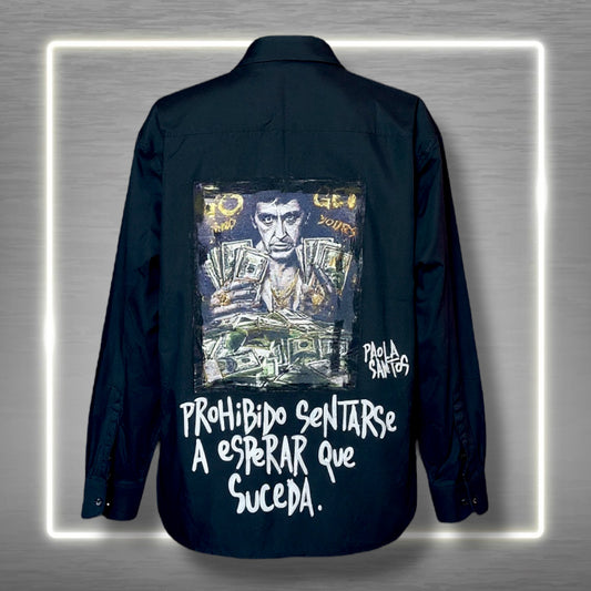 Camisa negra “Prohibido sentarse a esperar que suceda” – Paola Santos