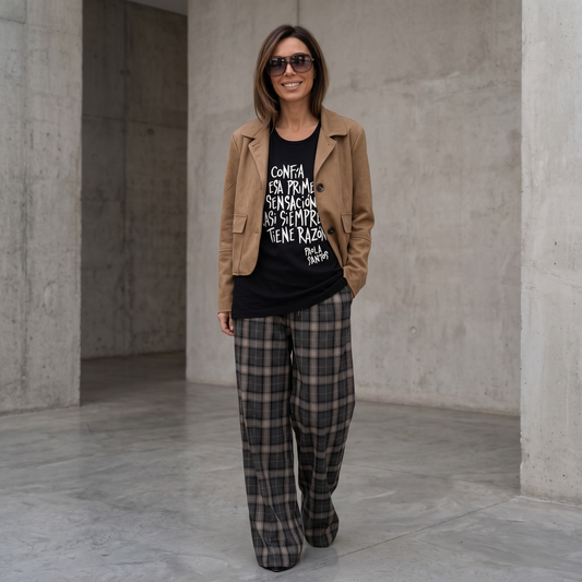 Musculosa oversize unisex "Confía en esa primera sensación. Casi siempre tiene razón"