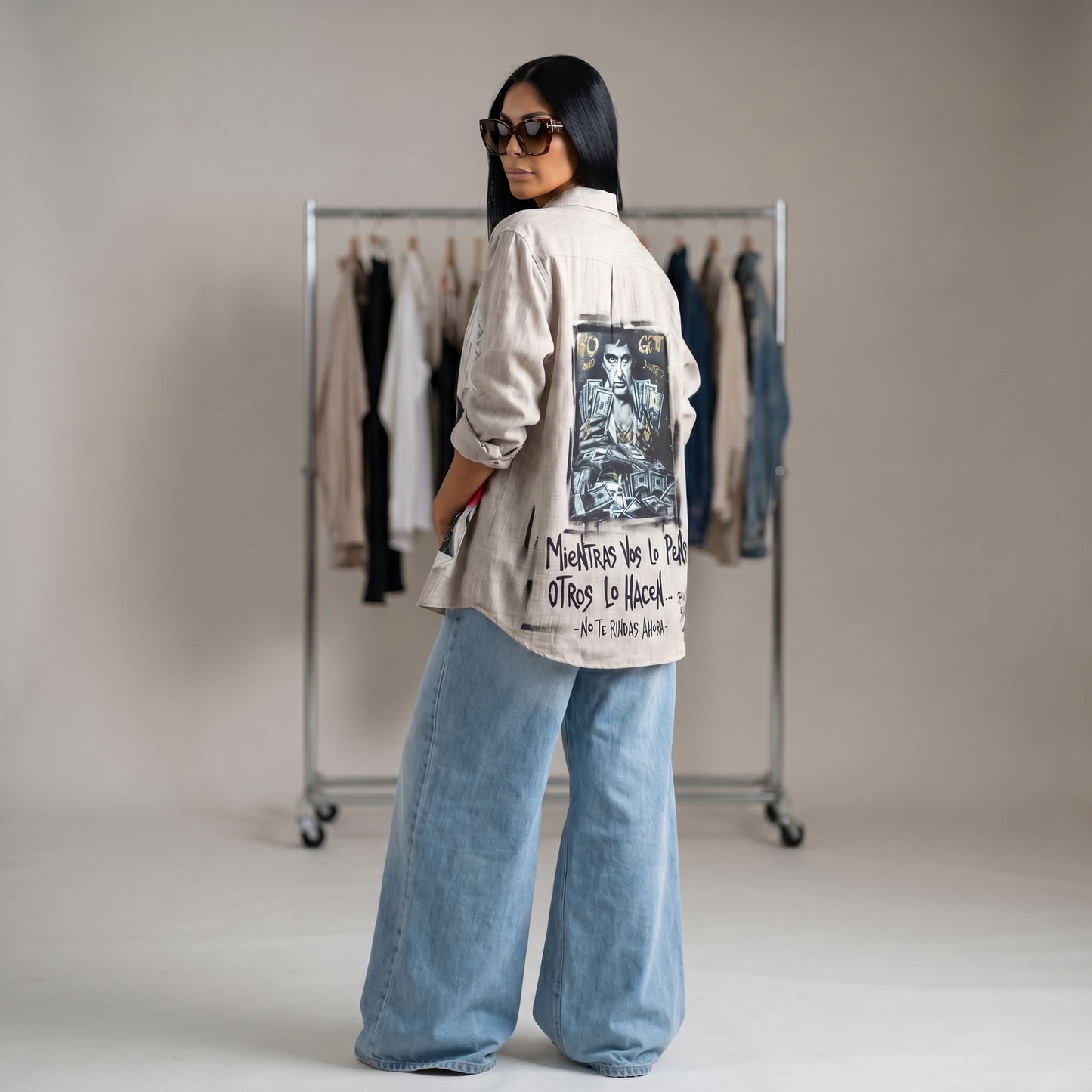 Camisa de lino, oversize beige pintada a mano con ilustración artística y la frase "Mientras vos lo pensás, otros lo hacen", diseño exclusivo de Paola Santos.