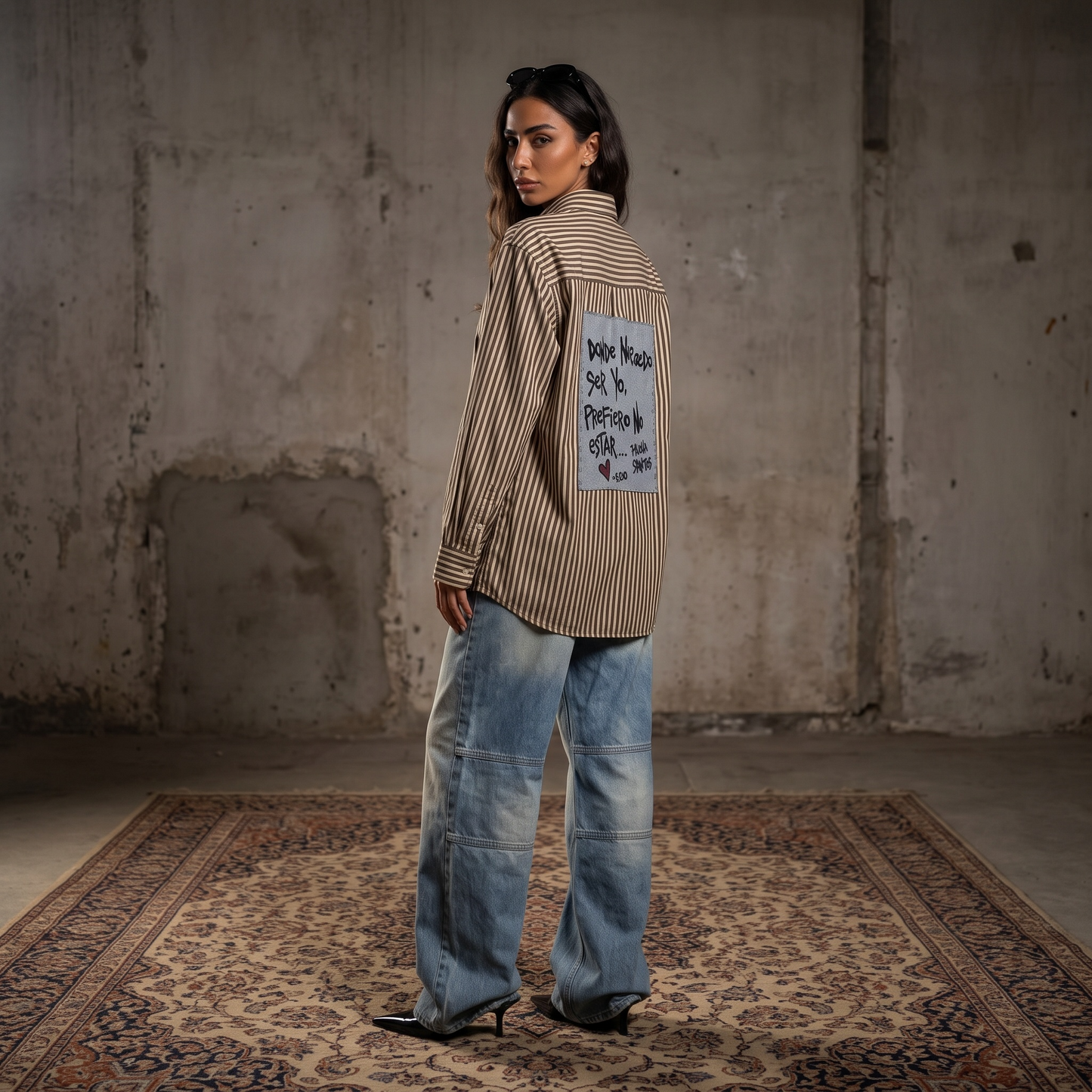 Camisa beige con rayas marrones Paola Santos y aplique posterior con frase Donde no puedo ser yo, prefiero no estar.