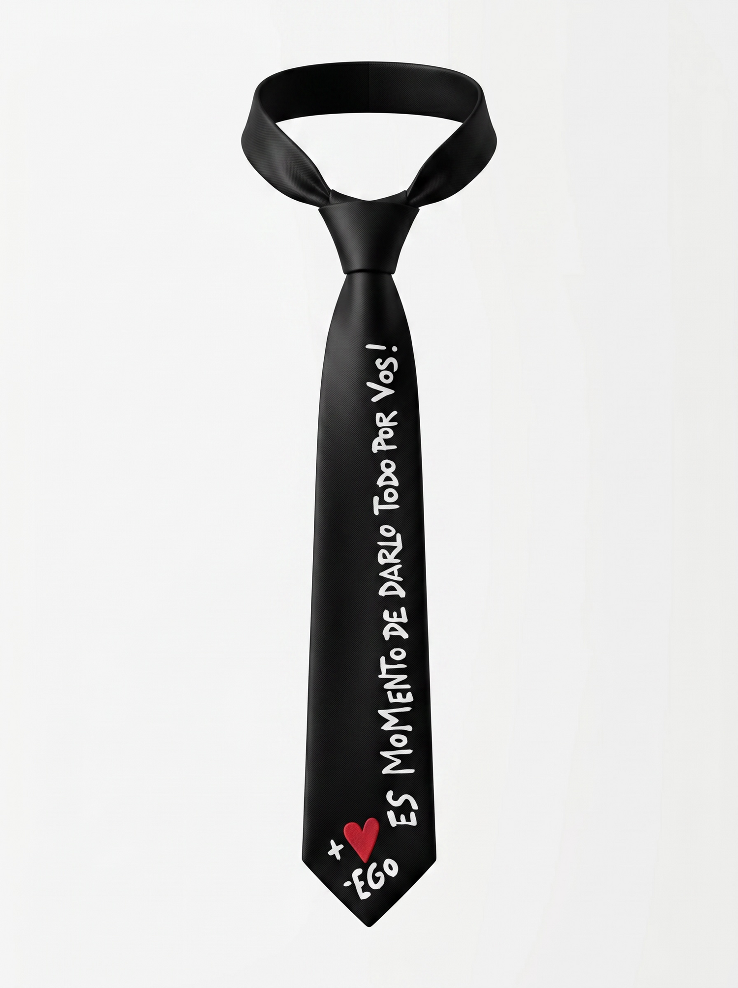 Corbata negra pintada a mano con la frase "Es momento de darlo todo por vos" y detalle de corazón rojo. Diseño exclusivo de Paola Santos.
