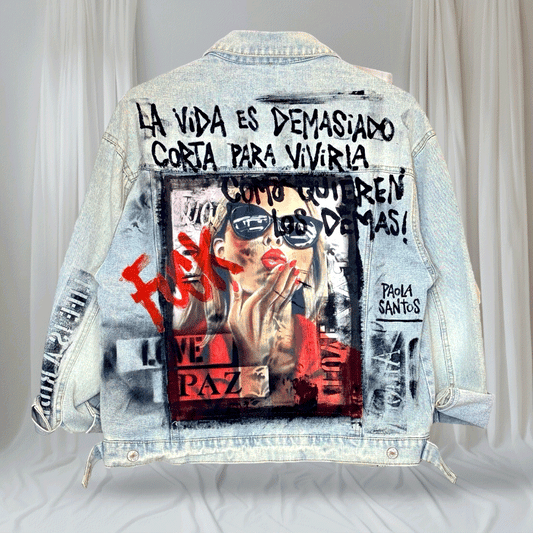 Campera intervenida “La vida es demasiado corta” – Paola Santos