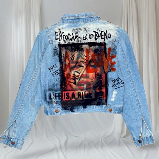 Campera intervenida “Enfocate en lo bueno” – Paola Santos