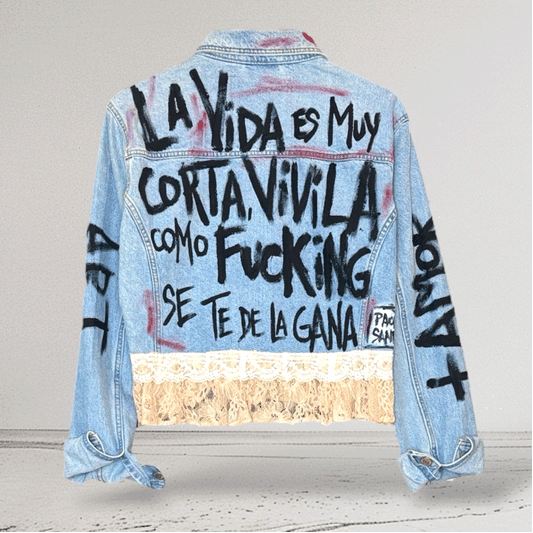 Campera intervenida “Vivila como se te dé la gana” – Denim + Encaje