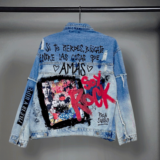 Campera intervenida “+Amor / Si te pierdes, búscate”