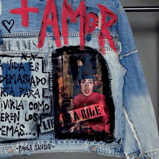 Campera intervenida “+ Amor