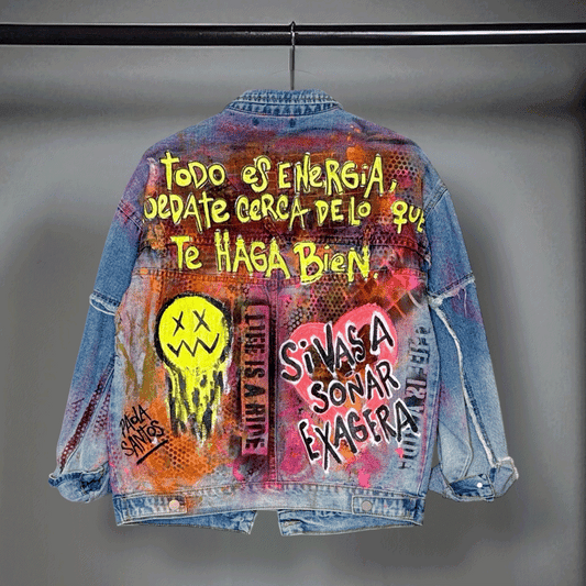 Campera intervenida “Todo es energía"