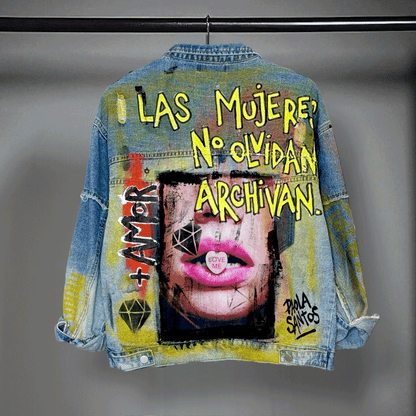 Campera intervenida “Las mujeres no olvidan, archivan”