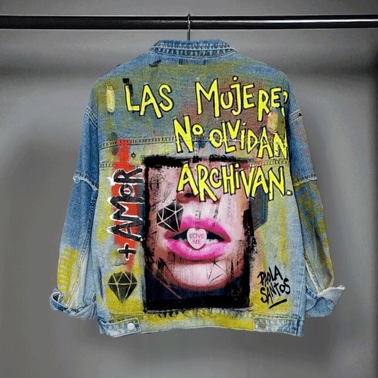 Campera intervenida “Las mujeres no olvidan, archivan”