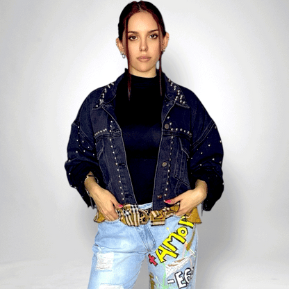 Campera denim negra con tachas “No voy a vivir con sabor a poco”