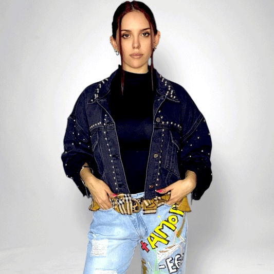 Campera denim negra con tachas “No voy a vivir con sabor a poco”
