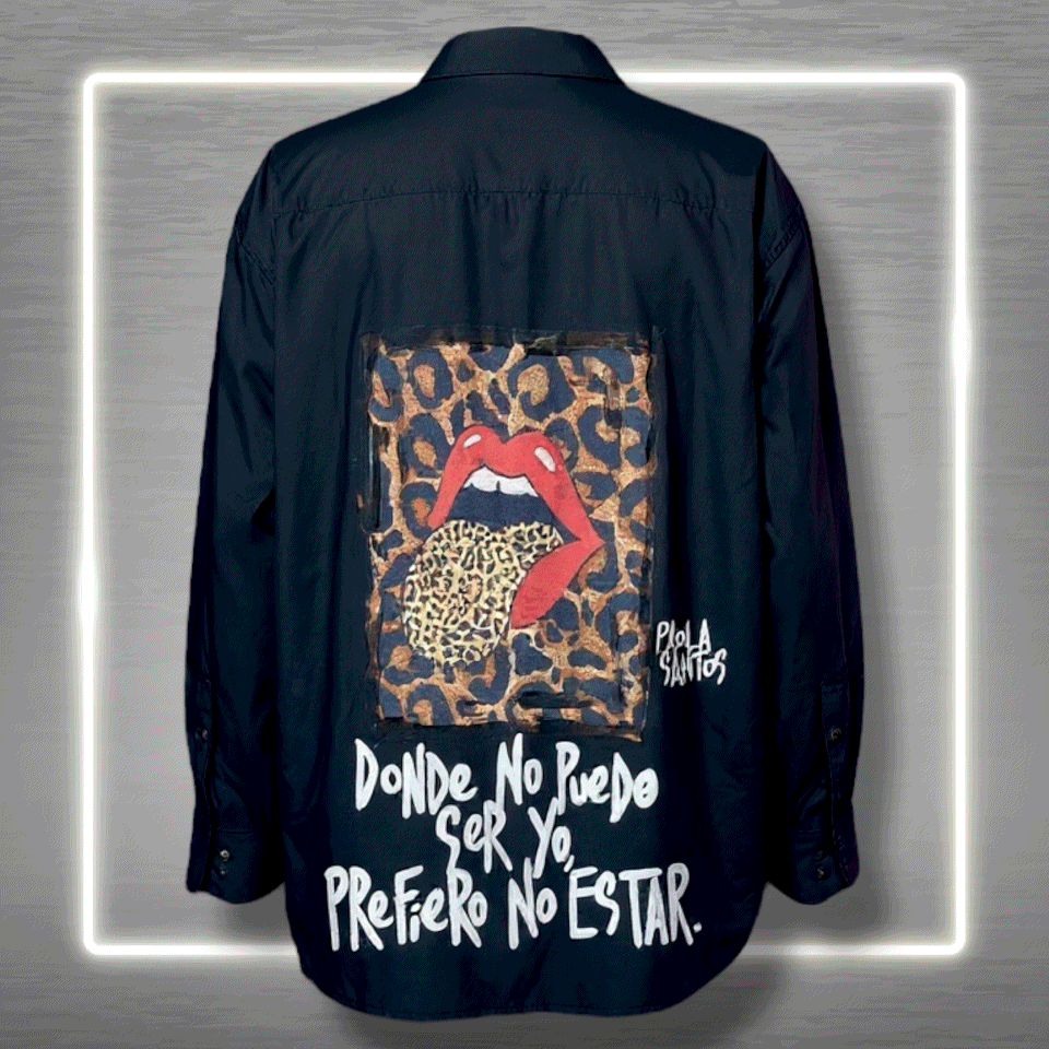Camisa negra “Donde no puedo ser yo, prefiero no estar” – Paola Santos