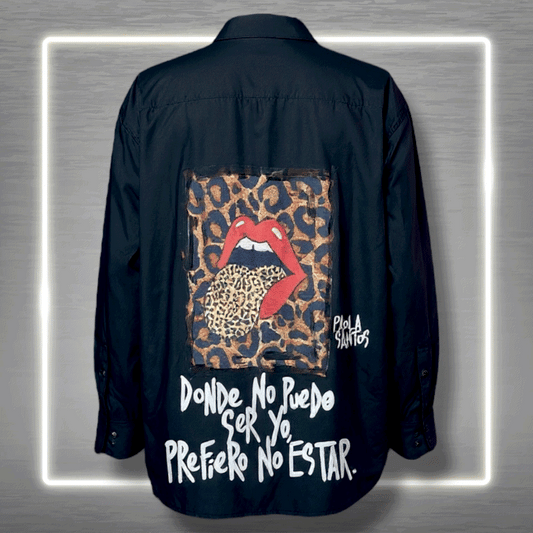 Camisa negra “Donde no puedo ser yo, prefiero no estar” – Paola Santos