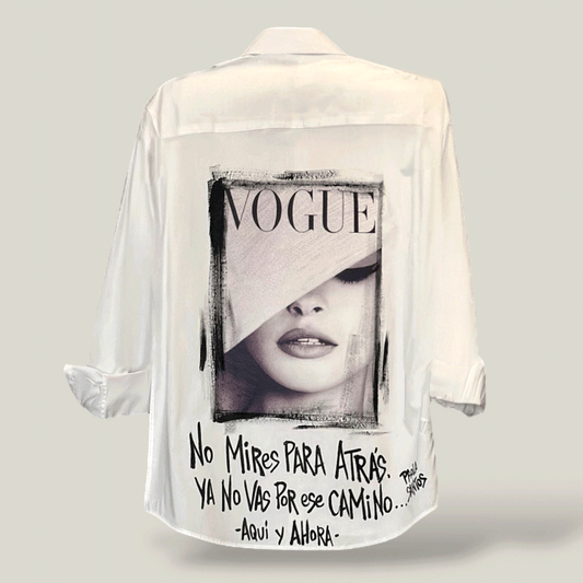 Camisa de popelina blanca pintada a mano – “No mires para atrás”