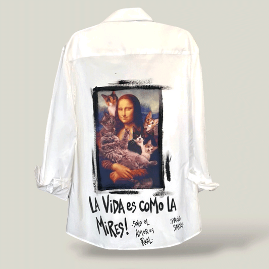 Camisa de popelina blanca pintada a mano con imagen estilo portada de revista y frase motivadora. Diseño exclusivo de Paola Santos.