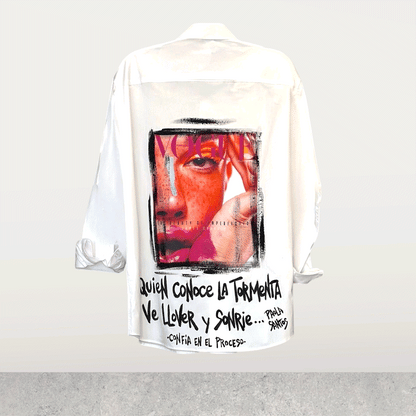 Camisa de popelina blanca pintada a mano – “Confía"