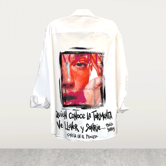 Camisa de popelina blanca pintada a mano – “Confía"