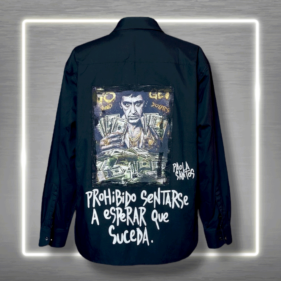 Camisa negra “Prohibido sentarse a esperar que suceda” – Paola Santos