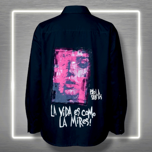 Camisa negra “La vida es como la mires” – Paola Santos