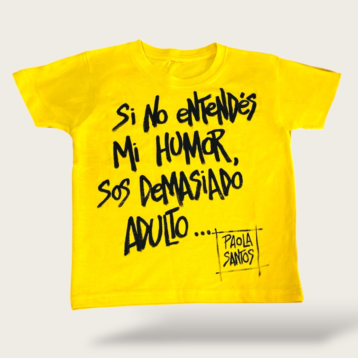 Remera kids amarilla 100% algodón – “Si no entendés mi humor, sos demasiado adulto”