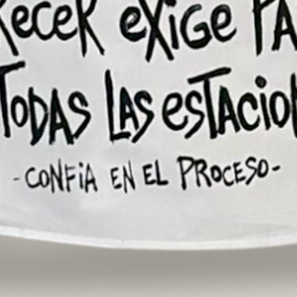 Camisa de popelina blanca pintada a mano – “Florecer exige pasar por todas las estaciones”