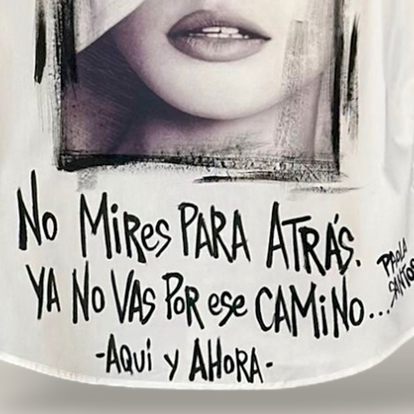 Camisa de popelina blanca pintada a mano – “No mires para atrás”