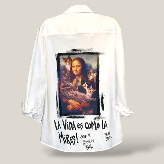Camisa de popelina blanca pintada a mano con imagen estilo portada de revista y frase motivadora. Diseño exclusivo de Paola Santos.