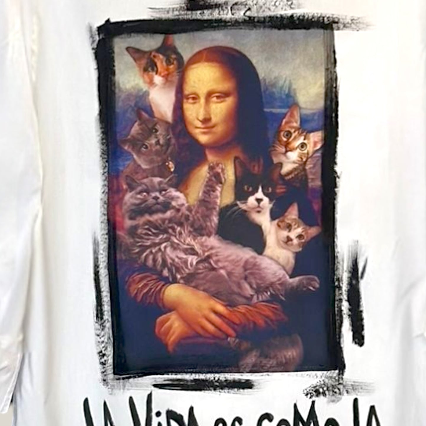Camisa de popelina blanca pintada a mano con imagen estilo portada de revista y frase motivadora. Diseño exclusivo de Paola Santos.