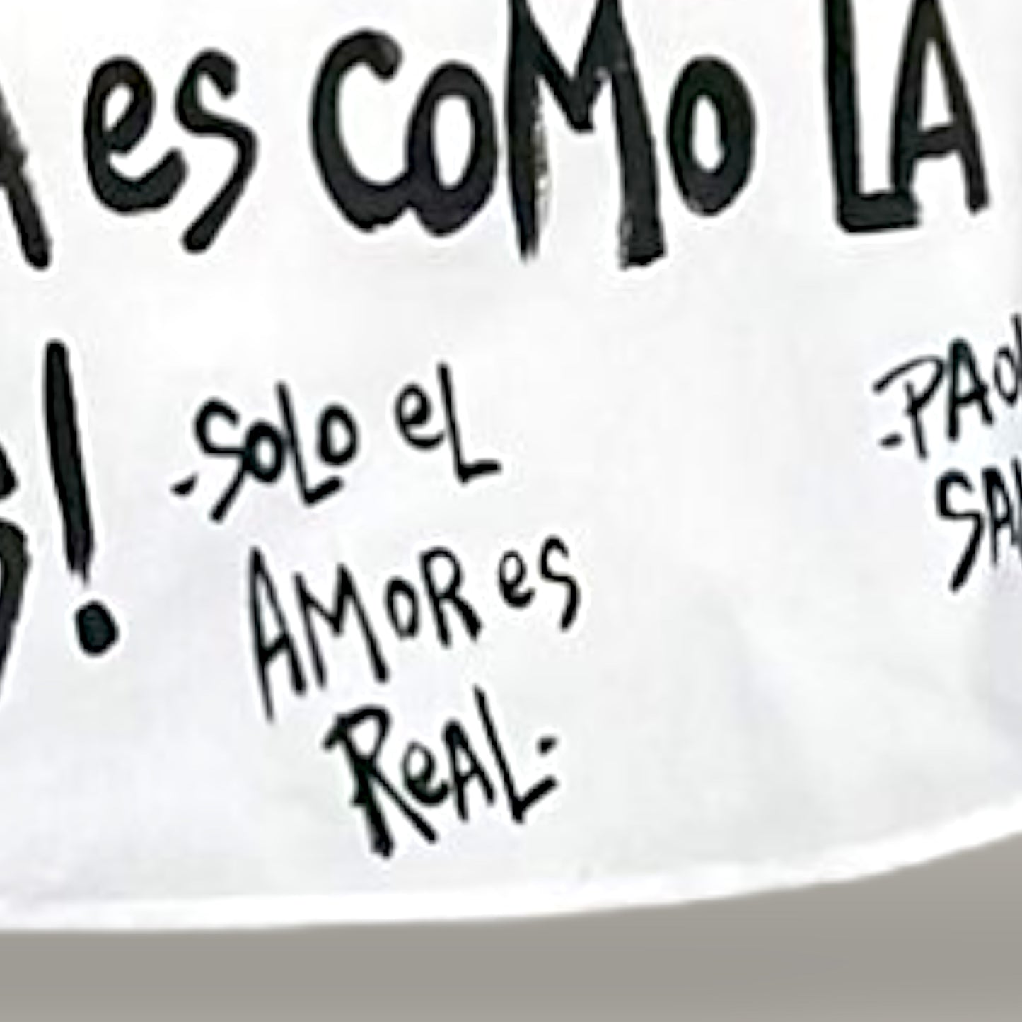 Camisa de popelina blanca pintada a mano con imagen estilo portada de revista y frase motivadora. Diseño exclusivo de Paola Santos.