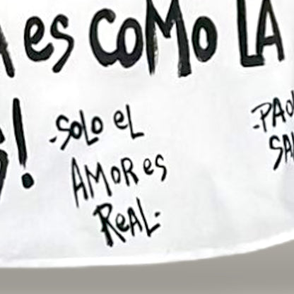 Camisa de popelina blanca pintada a mano con imagen estilo portada de revista y frase motivadora. Diseño exclusivo de Paola Santos.