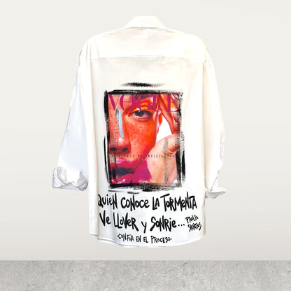 Camisa de popelina blanca pintada a mano – “Confía"
