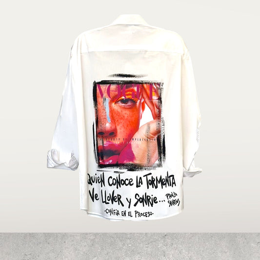 Camisa de popelina blanca pintada a mano – “Confía"